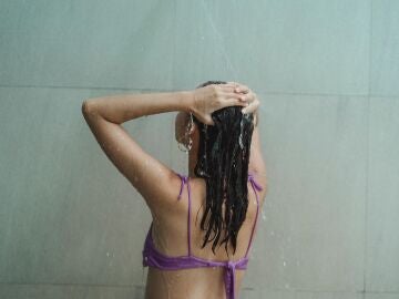 Chica lavándose el pelo