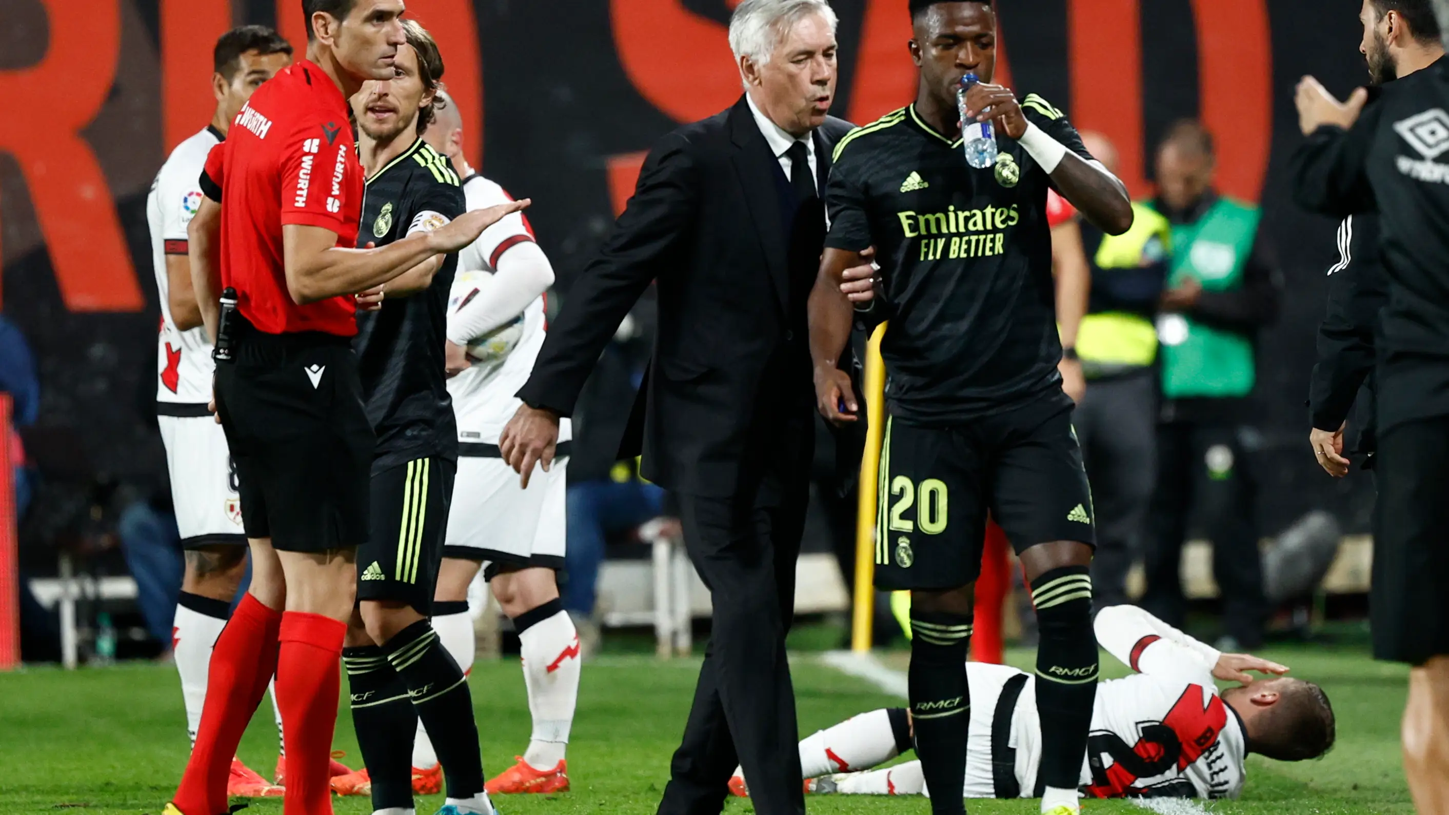 Martínez Munuera advierte a Vinícius, que es apartado por Carlo Ancelotti Martínez Munuera advierte a Vinícius, que es apartado por Carlo Ancelotti