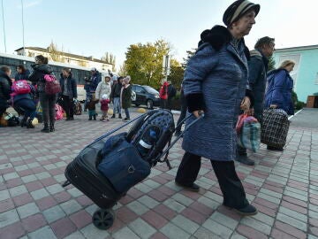 Personas evacuadas del distrito de Novokakhovsky, en Jersón,