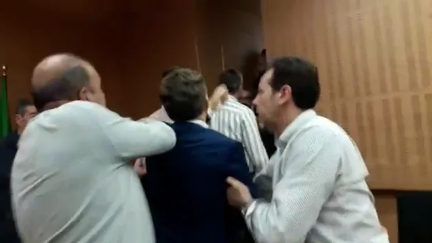 Tensi&oacute;n en el Pleno del Ayuntamiento de El Puerto: pelea entre concejales, que casi llegan a las manos
