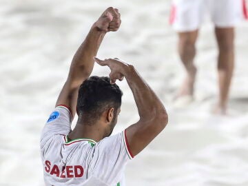 El futbolista Saeed Piramun celebra su gol contra Brasil con un gesto en contra del régimen de Irán