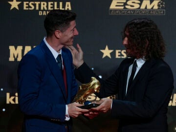 Carles Puyol entrega a Robert Lewandowski la Bota de Oro