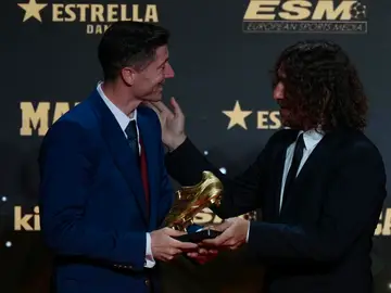 Carles Puyol entrega a Robert Lewandowski la Bota de Oro Carles Puyol entrega a Robert Lewandowski la Bota de Oro