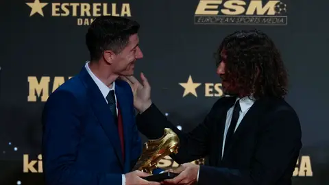 Carles Puyol entrega a Robert Lewandowski la Bota de Oro Carles Puyol entrega a Robert Lewandowski la Bota de Oro