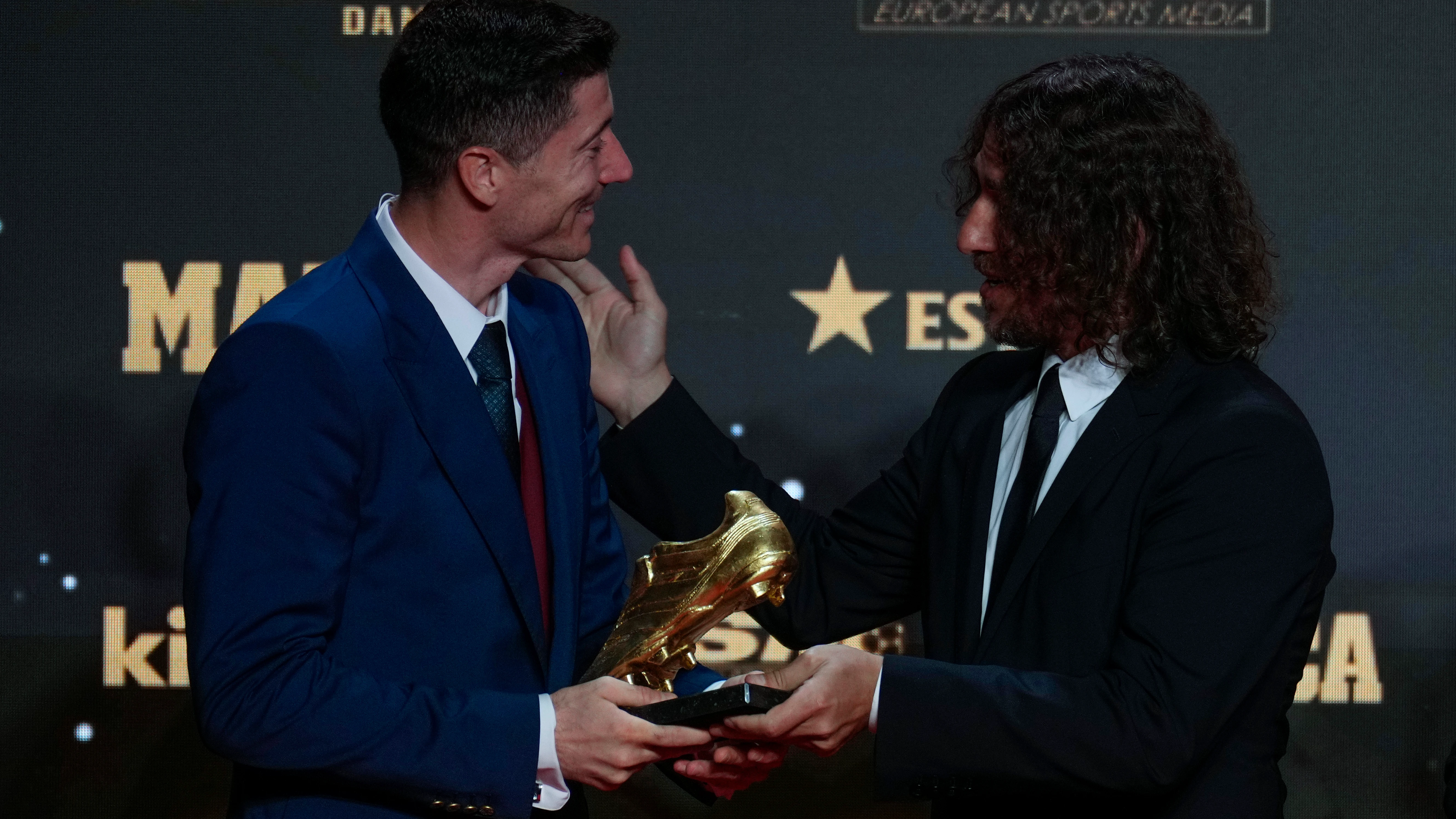 Carles Puyol entrega a Robert Lewandowski la Bota de Oro