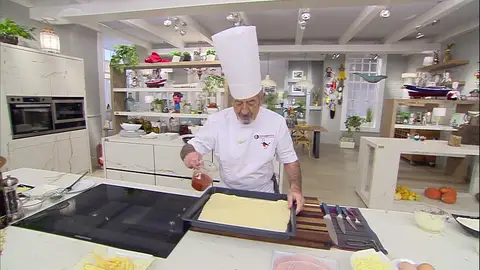 Cubre la pizza con salsa de tomate Cubre la pizza con salsa de tomate