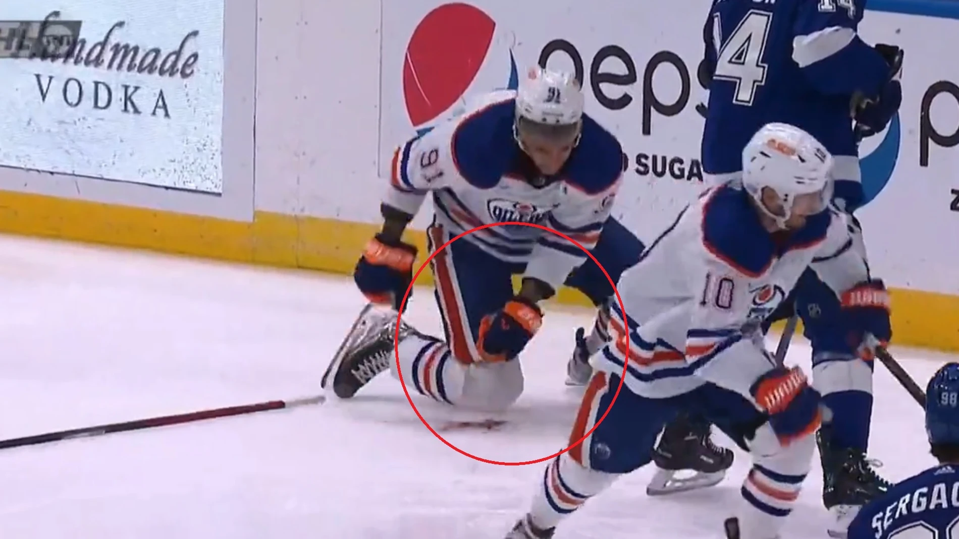 Imagen del momento en el que Evander Kane, jugador de los Edmonton Oilers, sufre un corte en la muñeca