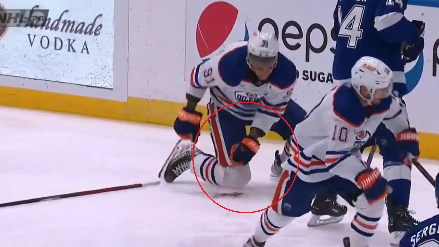 Imagen del momento en el que Evander Kane, jugador de los Edmonton Oilers, sufre un corte en la muñeca Imagen del momento en el que Evander Kane, jugador de los Edmonton Oilers, sufre un corte en la muñeca