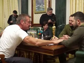 Sean Penn entrega un Oscar a Zelenski Sean Penn entrega un Oscar a Zelenski