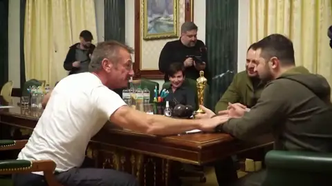 Sean Penn entrega un Oscar a Zelenski Sean Penn entrega un Oscar a Zelenski