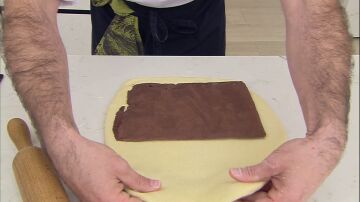 Envuelve la crema de chocolate con la masa