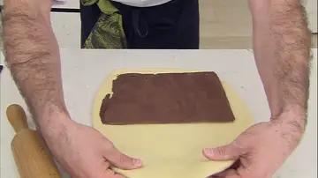 Envuelve la crema de chocolate con la masa