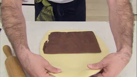 Envuelve la crema de chocolate con la masa Envuelve la crema de chocolate con la masa