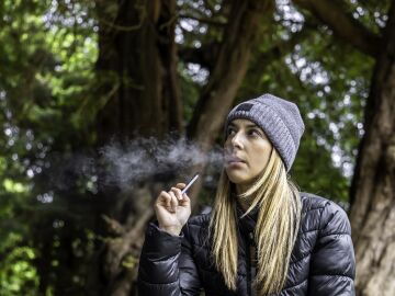 Imagen de archivo de una joven con un cigarrillo electrónico