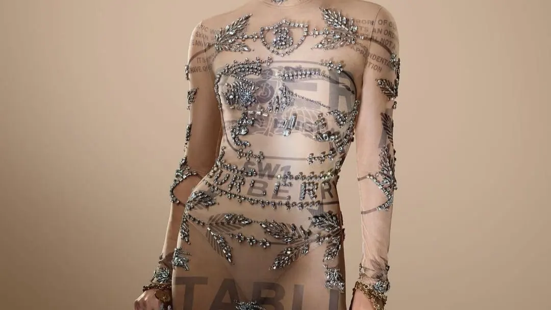 Shakira posa para Burberry.