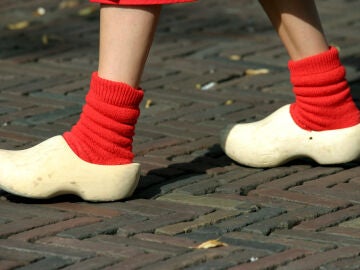 Zuecos clásicos de madera con calcetines