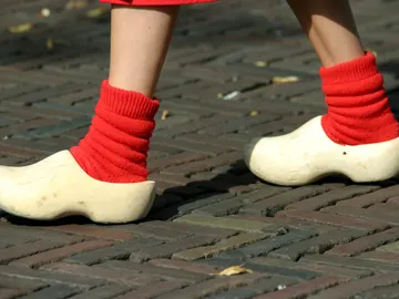 Zuecos clásicos de madera con calcetines Zuecos clásicos de madera con calcetines