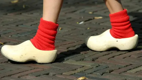 Zuecos clásicos de madera con calcetines Zuecos clásicos de madera con calcetines
