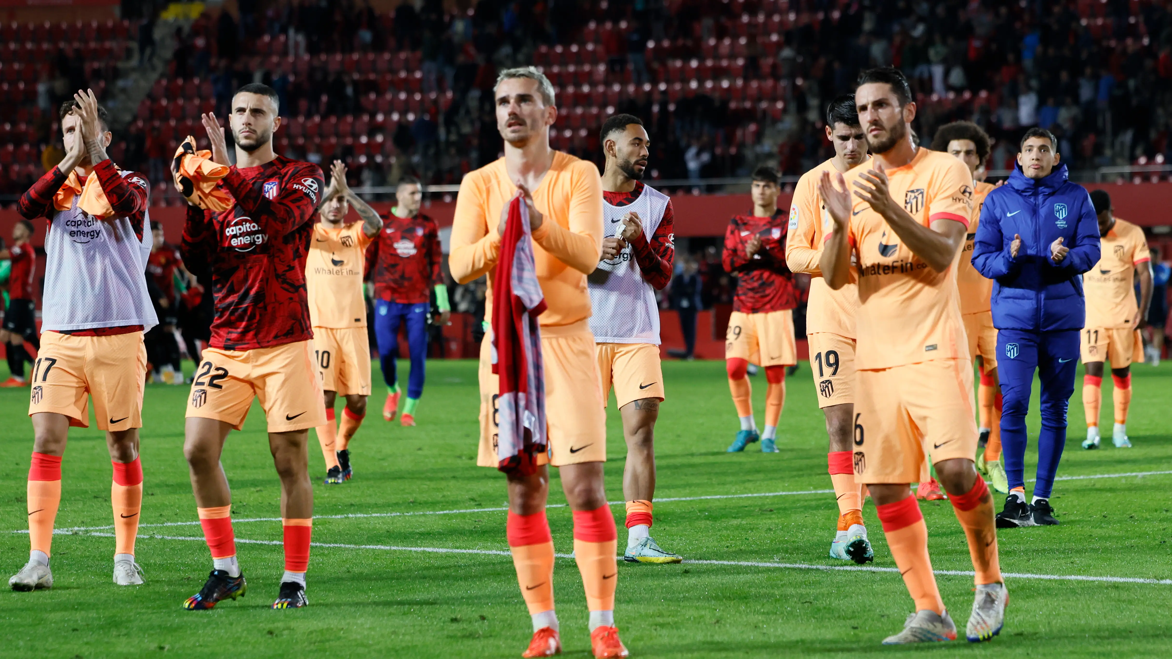 Los jugadores del Atlético de Madrid tras caer ante el Mallorca en Son Moix Los jugadores del Atlético de Madrid tras caer ante el Mallorca en Son Moix