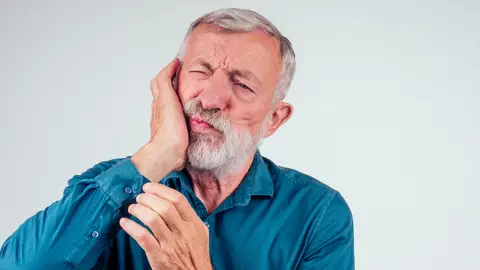 Hombre con dolor en la boca Hombre con dolor en la boca