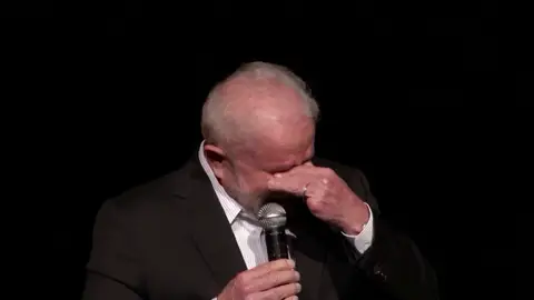 Lula rompe a llorar Brasil