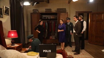 Züleyha, Mehmet, Fikret y Lütfiye con la policía en el capítulo '116' de 'Tierra Amarga'.