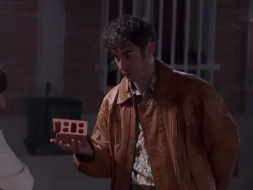 Las drogas se apoderan de Hugo: ¡A punto de cometer un atentado contra la farmacia! Las drogas se apoderan de Hugo: ¡A punto de cometer un atentado contra la farmacia!