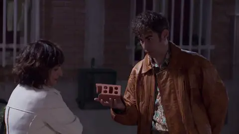 Las drogas se apoderan de Hugo: ¡A punto de cometer un atentado contra la farmacia! Las drogas se apoderan de Hugo: ¡A punto de cometer un atentado contra la farmacia!