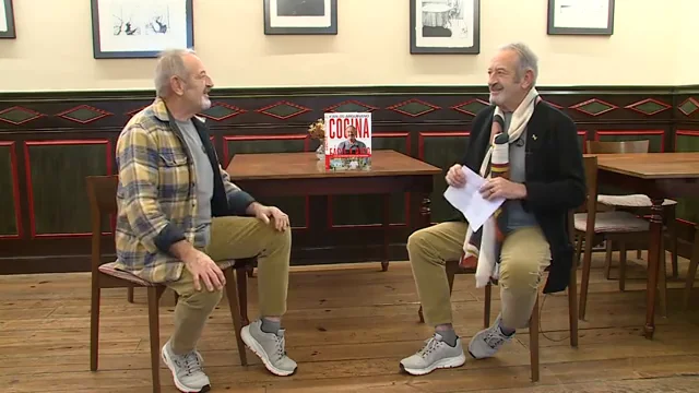 Karlos Argui&ntilde;ano ejerce de periodista entrevist&aacute;ndose a s&iacute; mismo