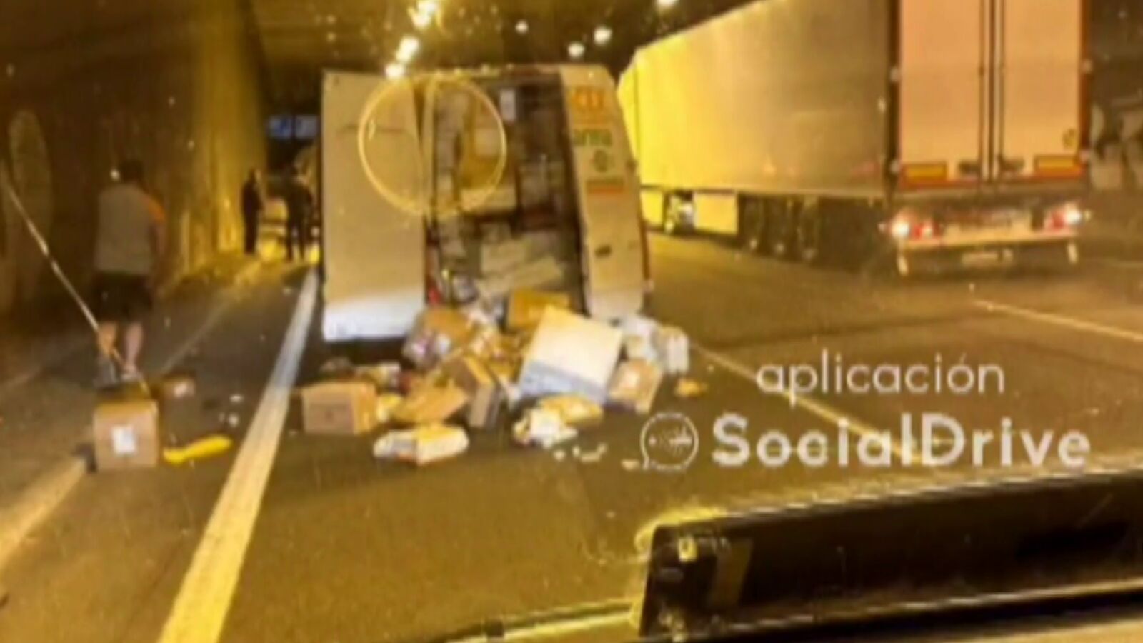 El vídeo del atraco de película en plena M-45: un grupo de ladrones asalta una furgoneta de reparto con hachas y cuchillos