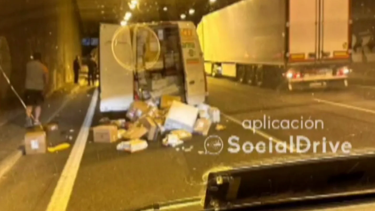 Atracan una furgoneta de reparto con hachas y cuchillos
