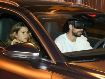 Piqué y su novia Clara Chía evitan a la prensa Piqué y su novia Clara Chía evitan a la prensa