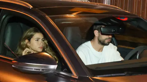 Piqué y su novia Clara Chía evitan a la prensa Piqué y su novia Clara Chía evitan a la prensa