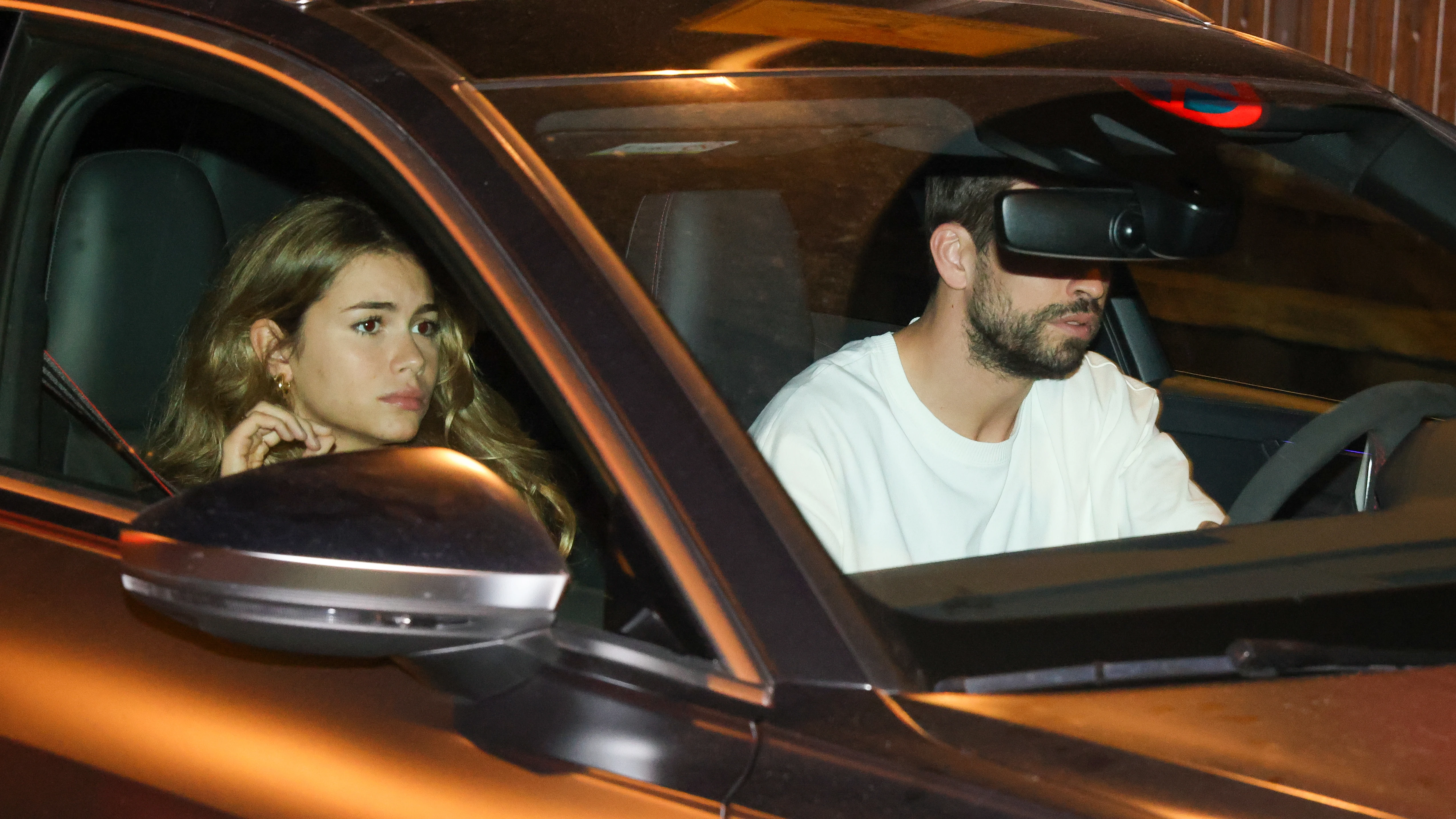 Piqué y su novia Clara Chía evitan a la prensa Piqué y su novia Clara Chía evitan a la prensa