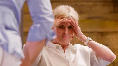 Joaquín se baja los pantalones delante de Mercedes Milá: “No tengo mucho músculo pero todo esto es duro” Joaquín se baja los pantalones delante de Mercedes Milá: “No tengo mucho músculo pero todo esto es duro”