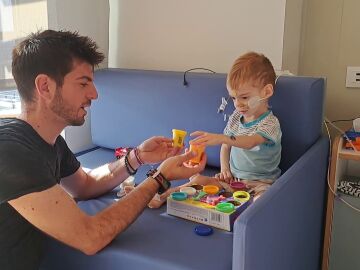 El pequeño Oliver y su padre en el hospital 