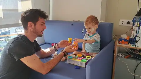 El pequeño Oliver y su padre en el hospital El pequeño Oliver y su padre en el hospital