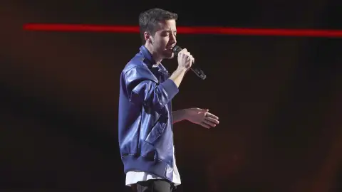 La peculiar versión de ‘Vivir sí es morir de amor’ de Víctor Bravo revoluciona en ‘La Voz’ La peculiar versión de ‘Vivir sí es morir de amor’ de Víctor Bravo revoluciona en ‘La Voz’