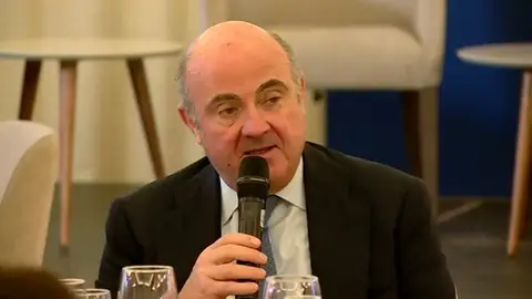 Luis de Guindos responde a Pedro Sánchez: "Hay que respetar las instituciones" Luis de Guindos responde a Pedro Sánchez: "Hay que respetar las instituciones"