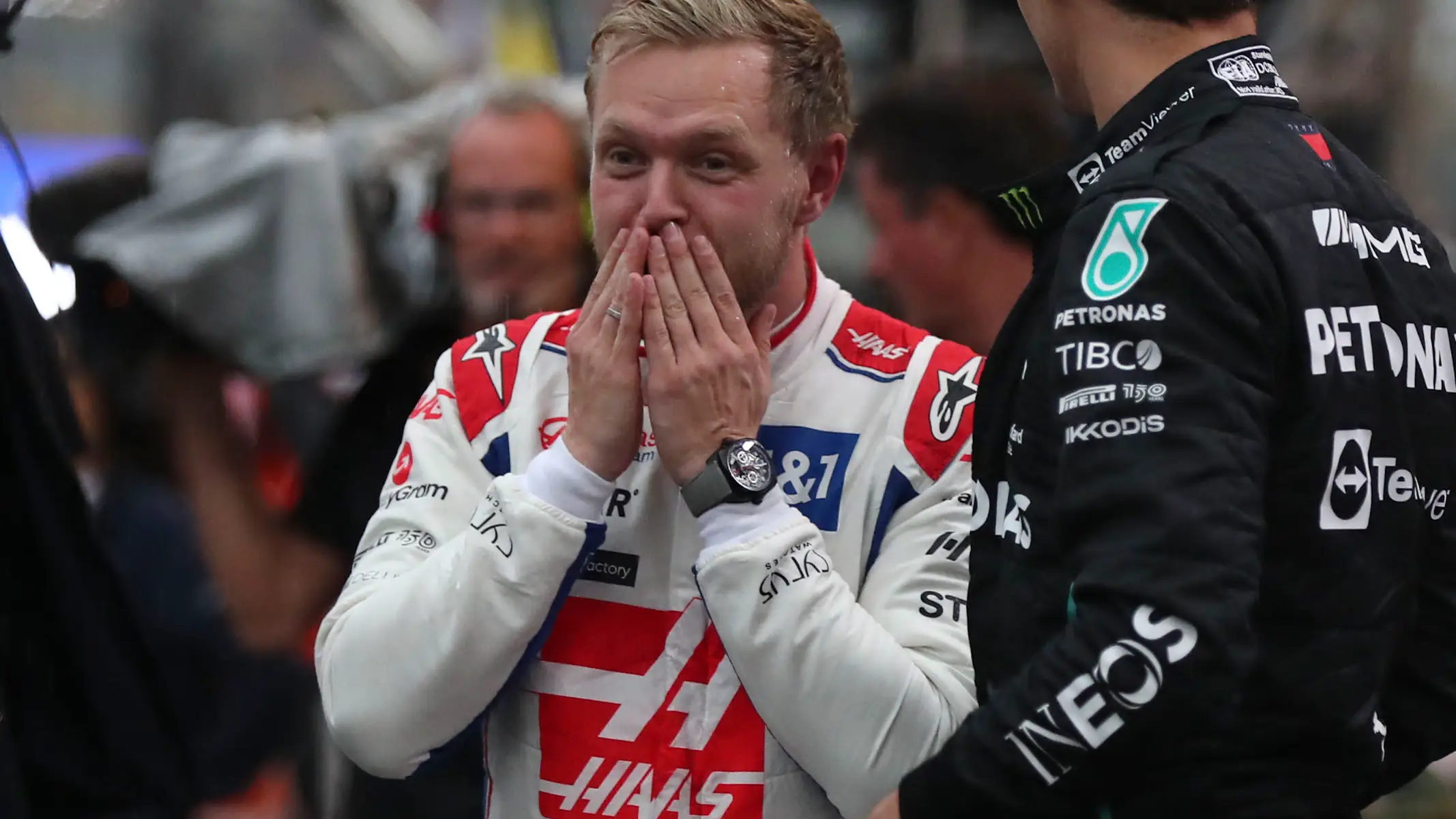 Kevin Magnussen, de Haas, consigue la pole en una clasificaci&oacute;n loca en el GP de Brasil 