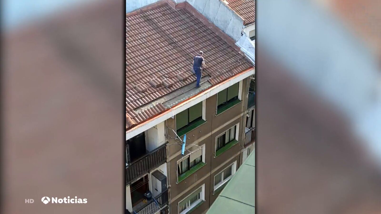 Las peligrosas imágenes que dejan los trabajadores sin medidas de seguridad