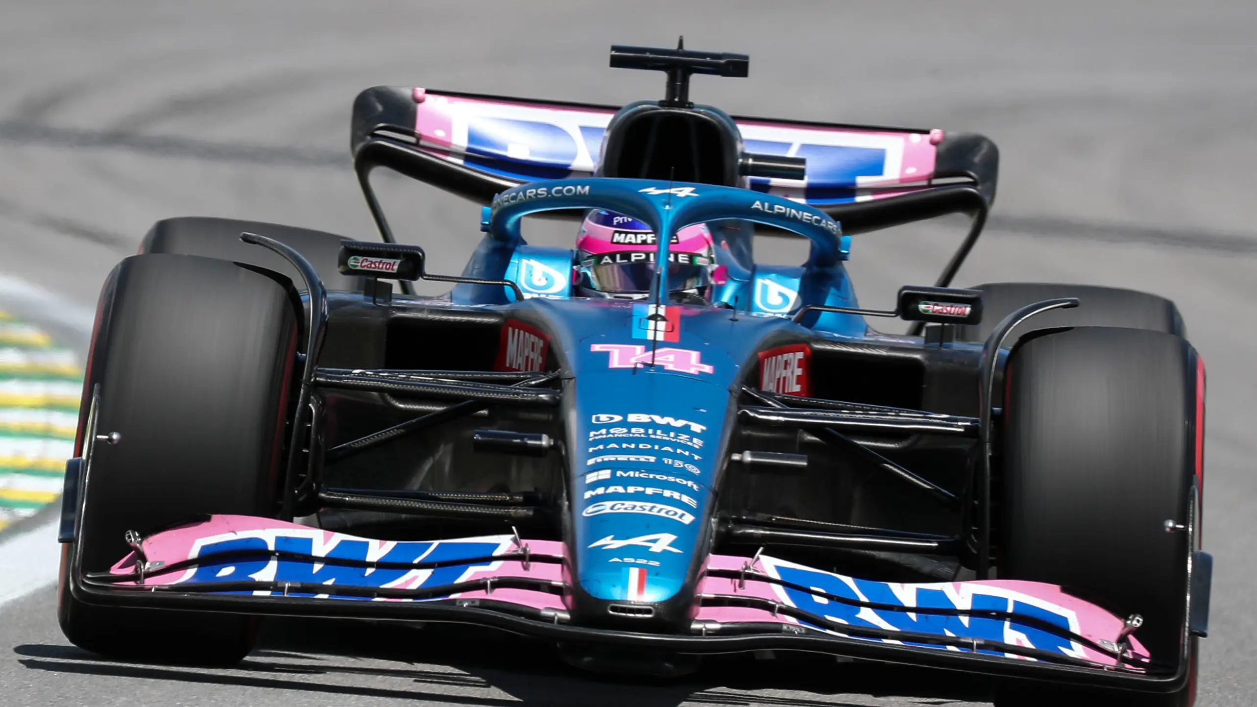 Alonso vuelve a explotar tras otro toque con Ocon en la sprint: "Gracias a nuestro amigo"