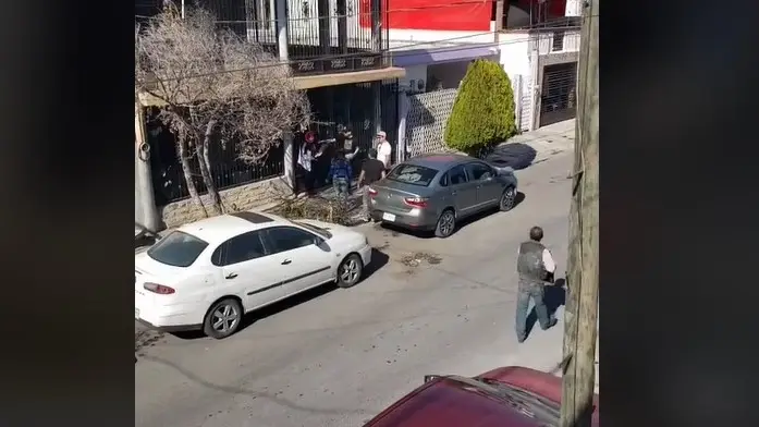 Una mujer recibe la sorpresa de sus tres amantes en la puerta de su casa Una mujer recibe la sorpresa de sus tres amantes en la puerta de su casa