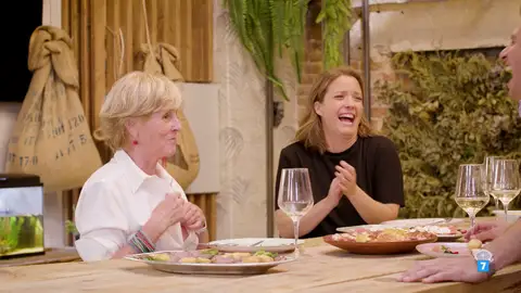 Mercedes Milá, dispuesta a ‘desabrochar’ su sensualidad: “Se me ha caído la ensaladilla entre las tetas” Mercedes Milá, dispuesta a ‘desabrochar’ su sensualidad: “Se me ha caído la ensaladilla entre las tetas”