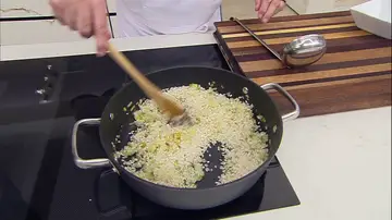 Rehoga las verduras y agrega el arroz