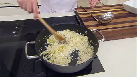 Rehoga las verduras y agrega el arroz Rehoga las verduras y agrega el arroz
