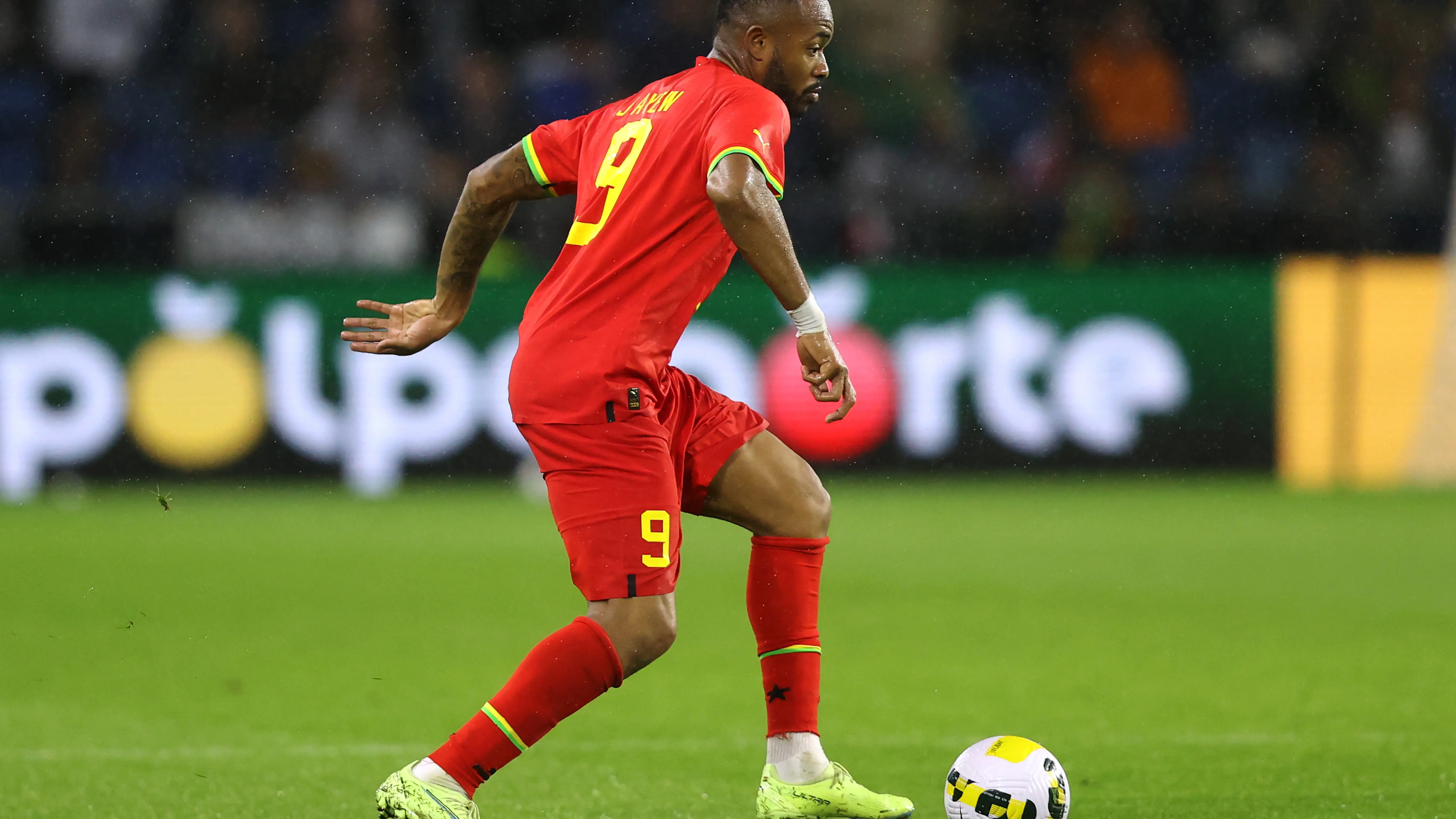 Jordan Ayew jugando un partido con su selecci&oacute;n