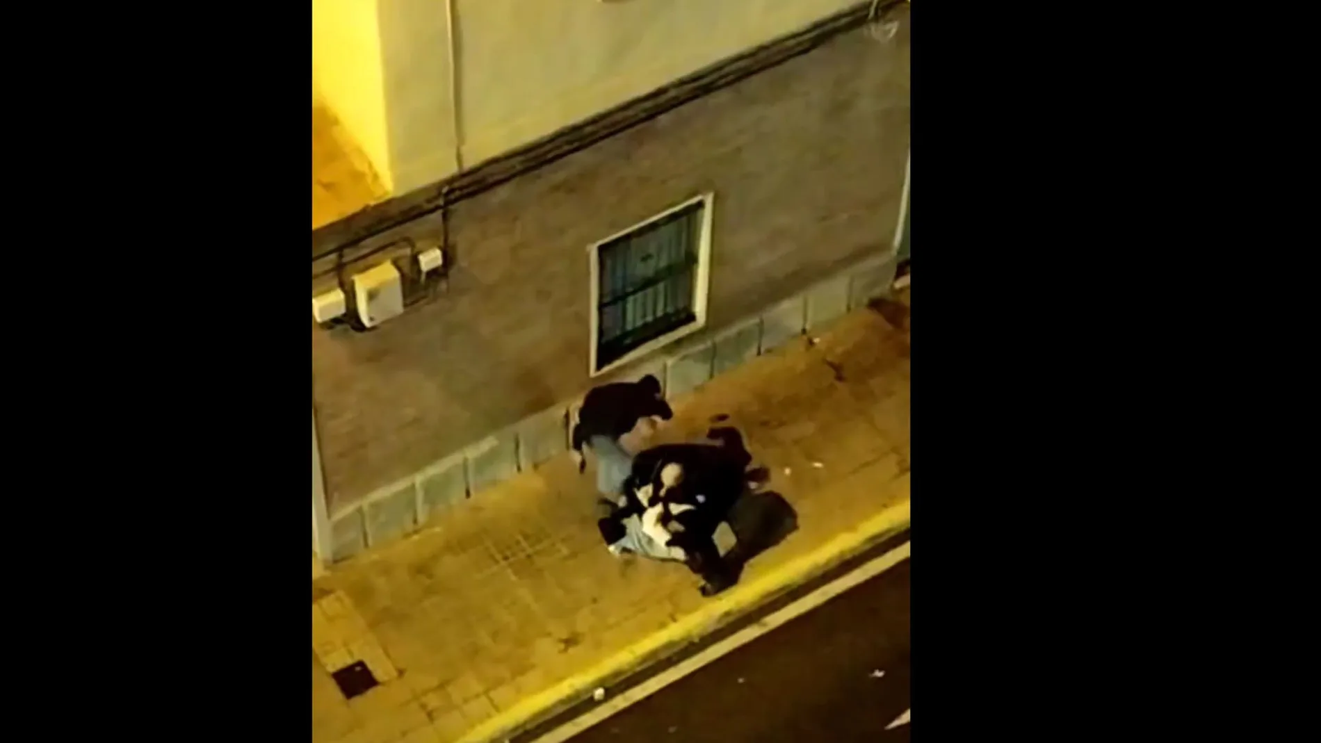 El impactante vídeo del momento en el que un Policía da varias patadas en la cabeza a un detenido en Elche