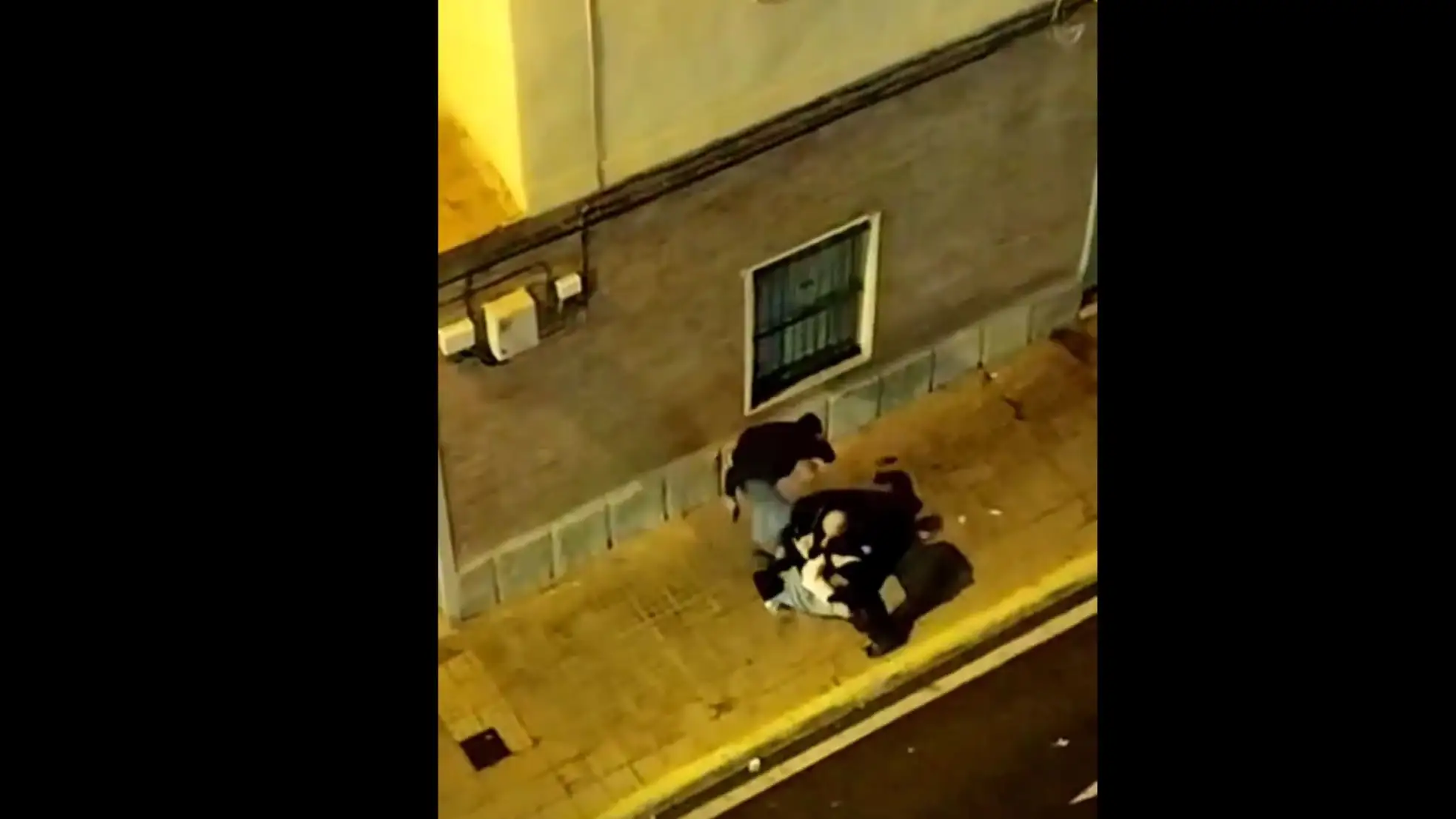 El impactante vídeo del momento en el que un Policía da varias patadas en la cabeza a un detenido en Elche El impactante vídeo del momento en el que un Policía da varias patadas en la cabeza a un detenido en Elche