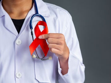 Doctor con el lazo de la lucha contra el sida